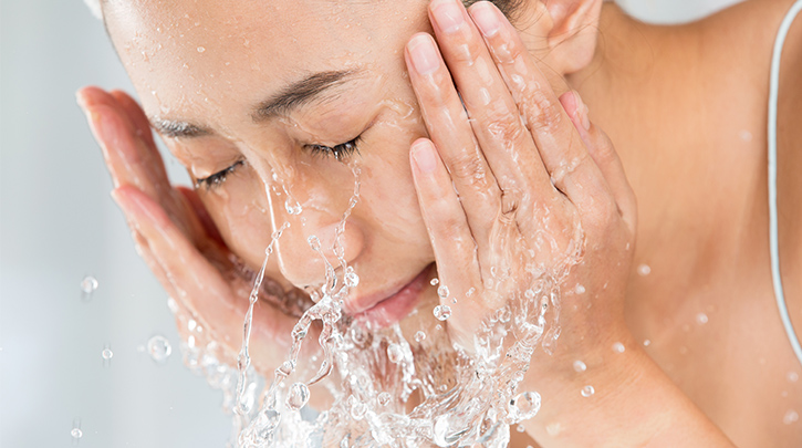 Difference Between Face Wash and Face Scrub for Acne Prone Skin
